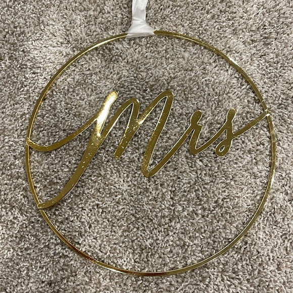 Mr and Mrs Gold Signs - Picture 2 of 2